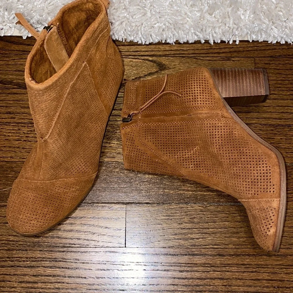 Toms Lunata Cinnamon Brown Suede Perforated Block Heel Ankle Booties Size 9.5